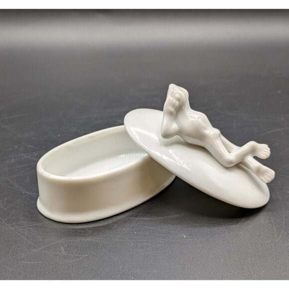 Fitz and Floyd White Porcelain Laying Frog Gazing Trinket Box Vintage Japan 3.5" - Picture 6 of 9